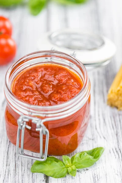 Tomatensaus op rustieke houten achtergrond — Stockfoto