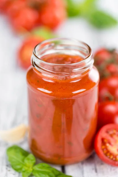 Tomatensaus op rustieke houten achtergrond — Stockfoto