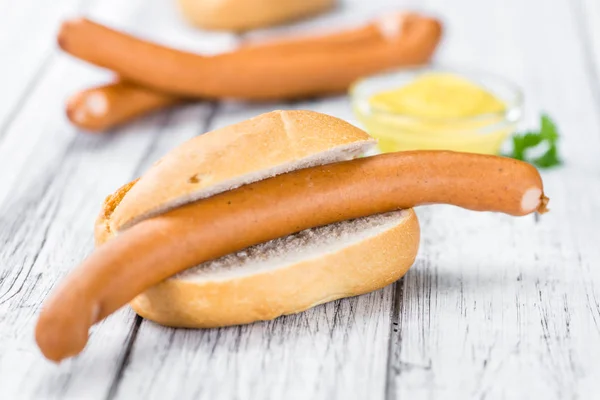 Mesa de madeira com salsichas Wiener — Fotografia de Stock