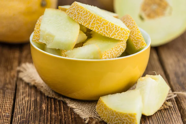 Honeydew meloner på ett gammalt träbord — Stockfoto