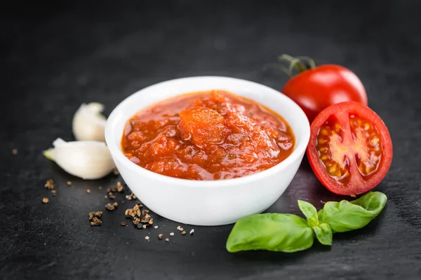 Salsa de tomate en una losa de pizarra vintage — Foto de Stock
