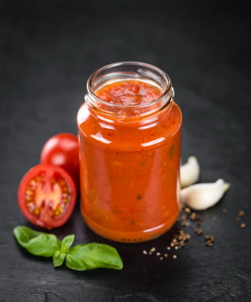 Bir antika arduvaz levha üzerine domates sosu — Stok fotoğraf