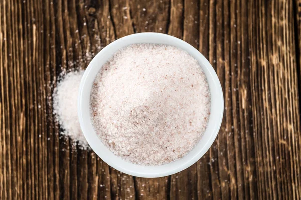 Rosa Himalayansk salt på et gammelt trebord. – stockfoto