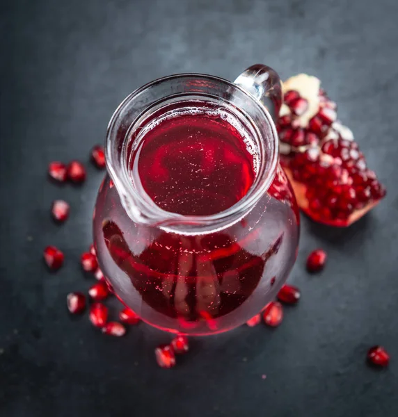 Pomegranate juice on a vintage background — Stock Photo, Image