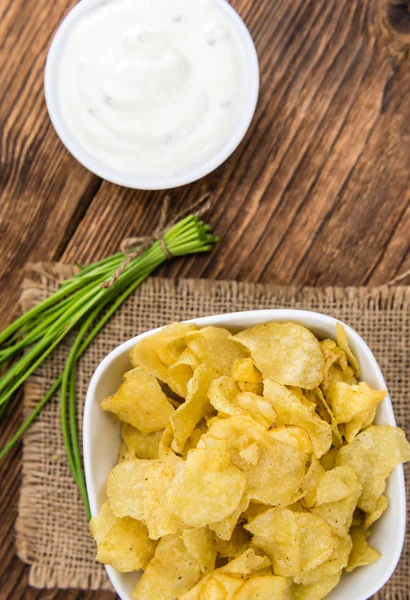 Batatas fritas no fundo de madeira — Fotografia de Stock