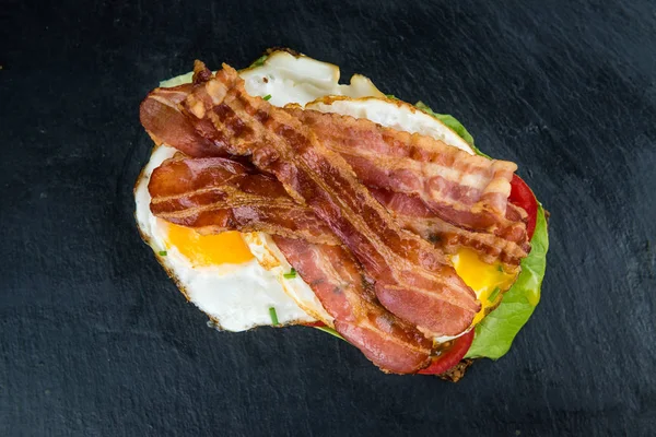 Placă de ardezie cu un sandwich cu șuncă și ouă — Fotografie, imagine de stoc