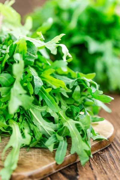 Verse rucola op vintage achtergrond — Stockfoto