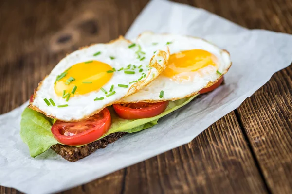 Taze yapılmış kızarmış yumurta sandviç — Stok fotoğraf