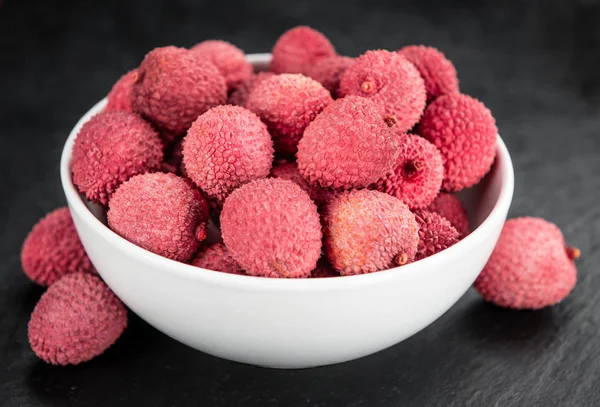 Сельский сланцевая плита с фруктами Lichee — стоковое фото