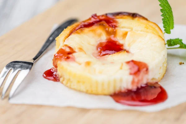 Cheesecake with berry Sacue (selective focus) on vintage wooden — Stock Photo, Image