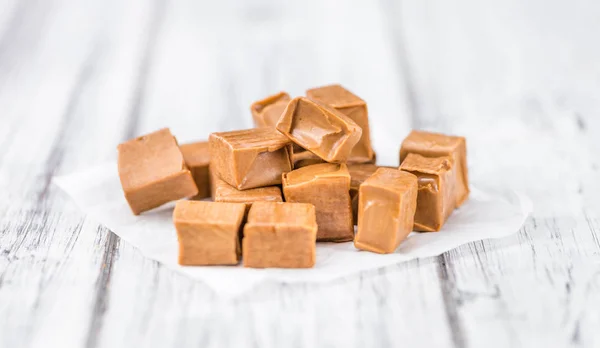 Bonbons au caramel dans un bol — Photo