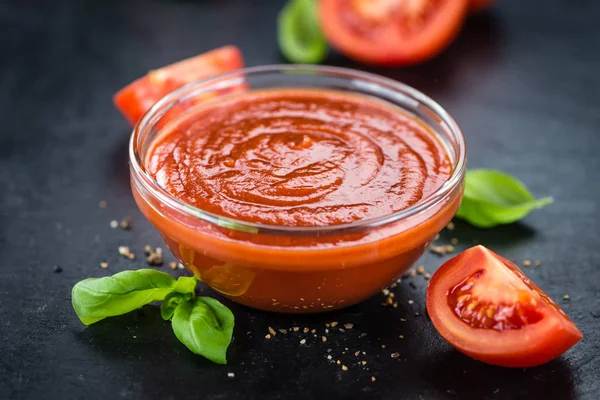 Домашний томатный соус — стоковое фото