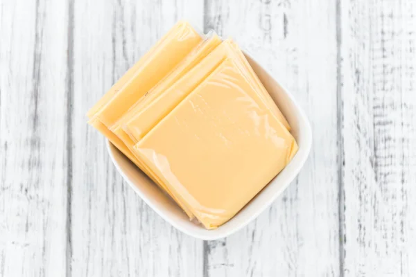 Rebanadas de queso en un bol —  Fotos de Stock
