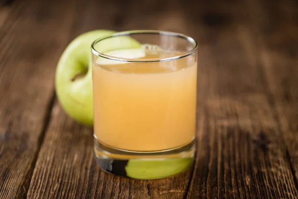 Яблочный сок в стекле — стоковое фото