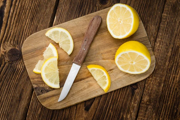 Limón en rodajas sobre tabla de madera — Foto de Stock