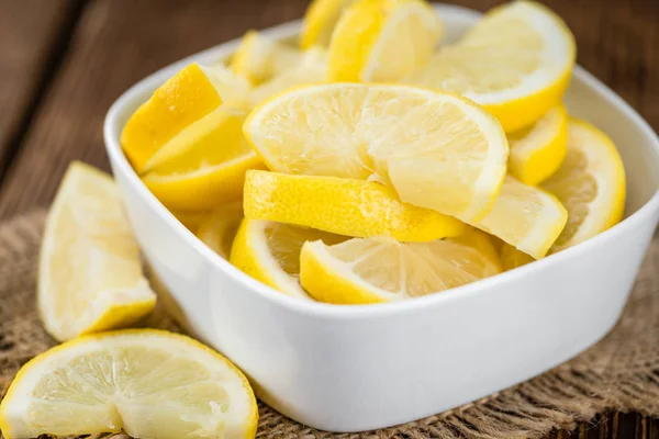 Fette di limone in ciotola — Foto Stock