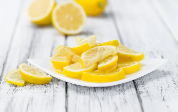 Limone affettato in piatto bianco — Foto Stock