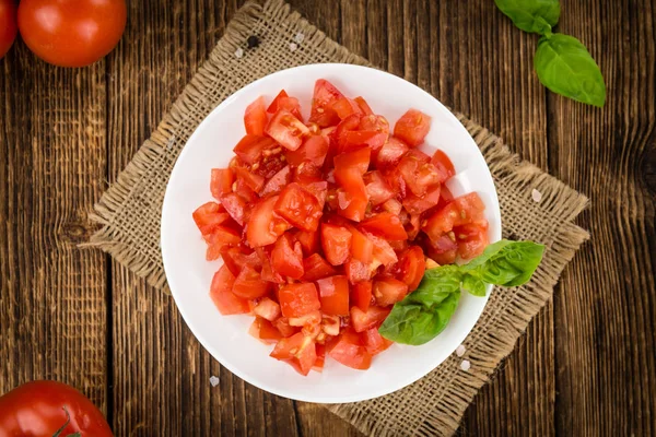 Zmontowalem pomidory w biały talerz — Zdjęcie stockowe