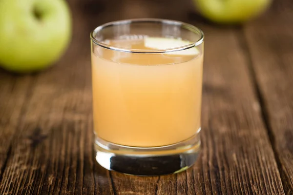 Домашний яблочный сок — стоковое фото