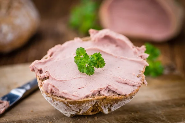 Sanduíche Liverwurst na mesa de madeira — Fotografia de Stock