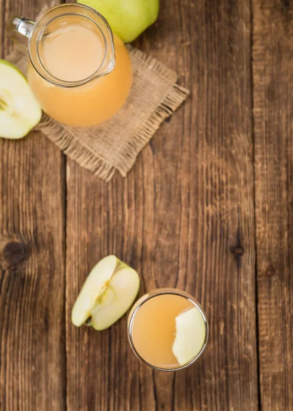 Свежий яблочный сок — стоковое фото