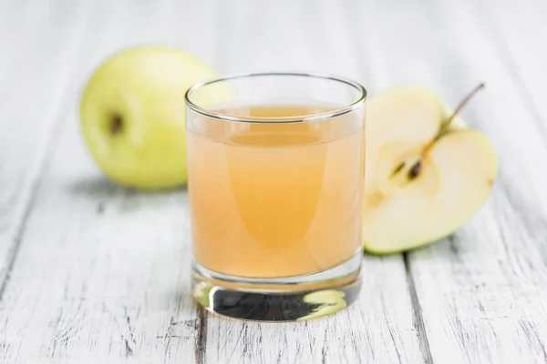 Домашний яблочный сок — стоковое фото