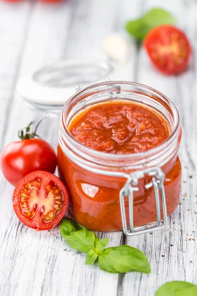 Molho de tomate com tomates frescos — Fotografia de Stock