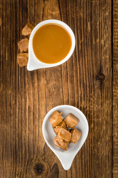 Sugo di caramello fresco con caramelle — Foto Stock