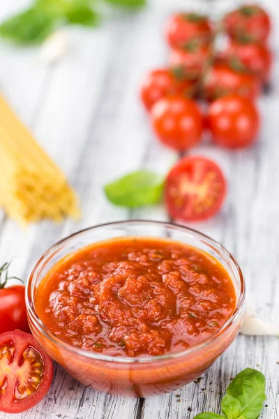 Томатный соус со свежими помидорами — стоковое фото