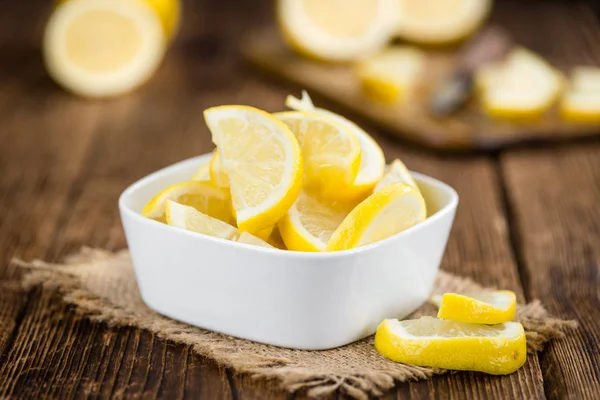 Rodajas de limón sobre fondo vintage — Foto de Stock