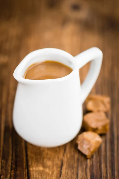 Salsa de caramelo en la mesa — Foto de Stock