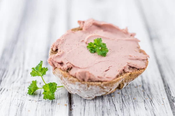 Liverwurst sanduíche em um fundo vintage — Fotografia de Stock