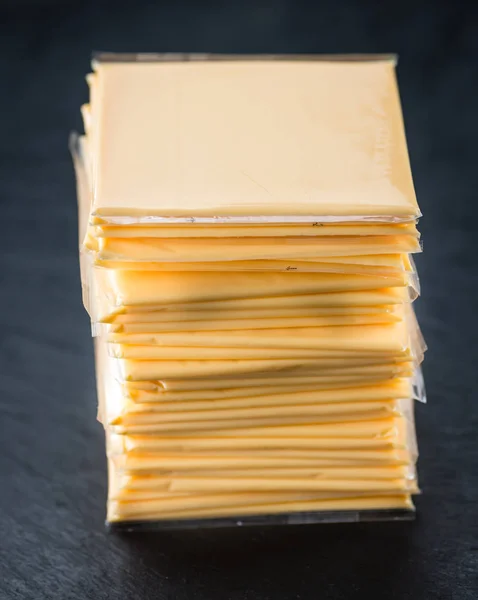 Porciones de rebanadas de queso —  Fotos de Stock