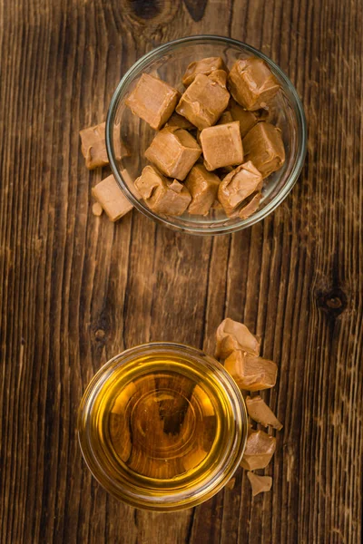 Sirup de caramelo em tigela de vidro — Fotografia de Stock