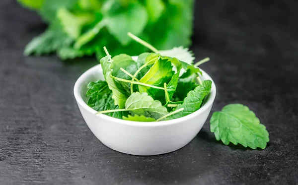 Portion Melissenblätter — Stockfoto