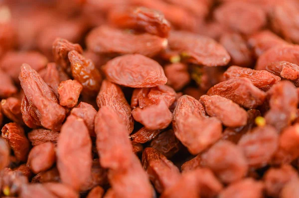 Bayas de Goji sobre fondo de madera vintage —  Fotos de Stock