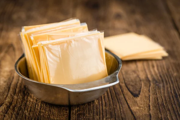 Enfoque selectivo de queso en rodajas —  Fotos de Stock