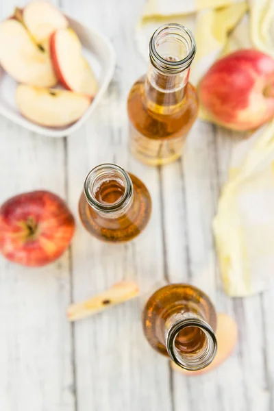 Sidra de manzana sobre fondo de madera vintage — Foto de Stock