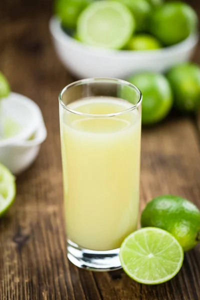 Frisch gepresster Limettensaft — Stockfoto