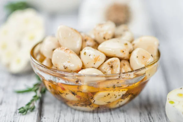 Garlic on wooden background — Stock Photo, Image