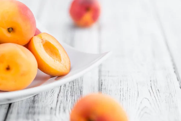 Порция свежих абрикосов — стоковое фото