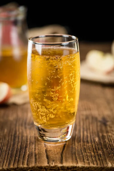 Sidra de manzana en la mesa — Foto de Stock