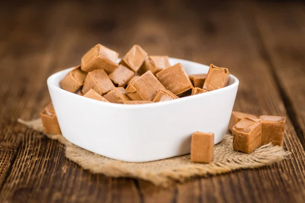 Pedaços de caramelo na mesa — Fotografia de Stock