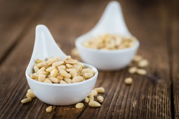 Frutti di pino sul vecchio tavolo — Foto Stock