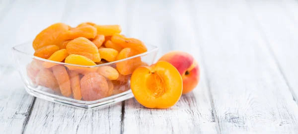 Сушеные абрикосы на винтажном — стоковое фото