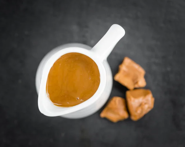 Molho de caramelo na mesa — Fotografia de Stock