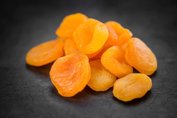 Часть сушеных абрикосов — стоковое фото