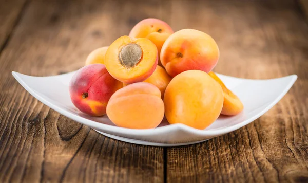 Порция свежих абрикосов — стоковое фото