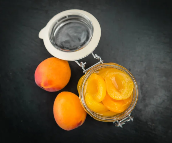 Portion frisch eingelegte Aprikosen — Stockfoto