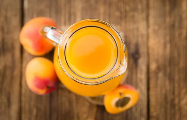 Немного домашнего абрикосового сока — стоковое фото